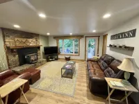 Cozy home in the heart of Lake Ann Village! Hotels in Almira Township