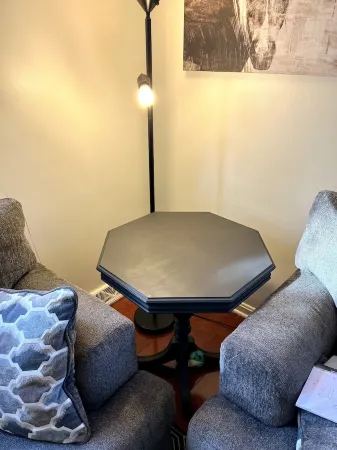 Westlake home tucked into nature - large fenced in yard. Отели рядом с достопримечательностью «Cara's Boutique»