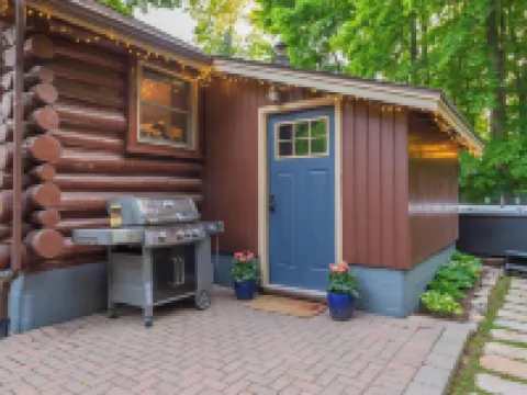 Cute Log Cabin! Boyne Mountain! Hot Tub! Walloon Lake! Fireplace! Beach! Hotels in Melrose Township