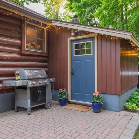 Cute Log Cabin! Boyne Mountain! Hot Tub! Walloon Lake! Fireplace! Beach!