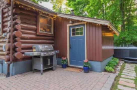 Cute Log Cabin! Boyne Mountain! Hot Tub! Walloon Lake! Waterpark!