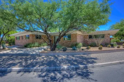 Peaceful Mid-Century Retreat with Pool and Hot Tub Hotels near Yume Japanese Gardens of Tucson