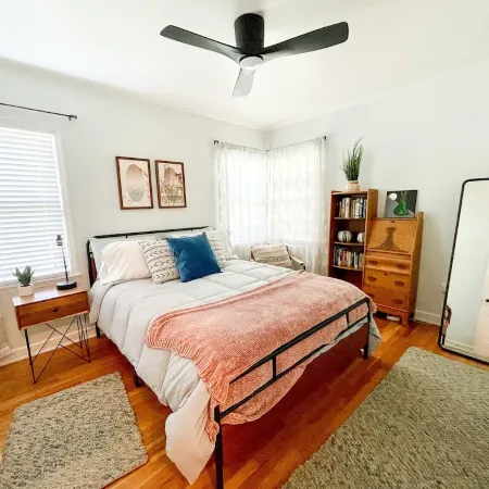 Modern 2-bedroom 1930's Bungalow Close to Downtown