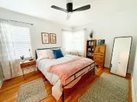 Modern 2-bedroom 1930's Bungalow Close to Downtown