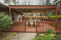 Charming 3 Bedroom Ranch by downtown Peoria & OSF! Hotels near Sterling Bazaar