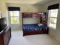 Large Modern Home with Yard, 4 Bedrooms, 2.5 Baths and 6 Beds Near Jersey Shore Circle Plaza Shopping Center附近的飯店