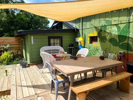 Lake View, Close to Shopping, Hiking, Restaurants.