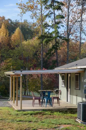 4 min 2 Casino, Romantic Getaway, Soaking Tub, 2 King Beds, Near Polar Express