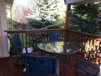 This spacious single home combines modern amenities with a cozy mountain feel