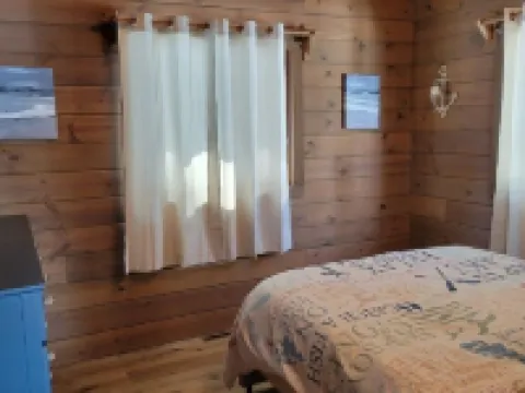 Lakefront Cottage with Amazing Views and Privacy! 馬凱特縣酒店