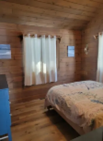 Lakefront Cottage with Amazing Views and Privacy!