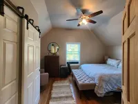 Private Finger Lakes Getaway with a Pool, Hot Tub, and Sauna, Timber Frame Porch Hotels in Conesus