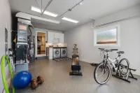 Gorgeous Home w/AC Enjoy Hot Tub & Amazing Yard Only Minutes to Seatac Airport