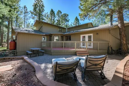 Summit Sanctuary: Urban Elegance mins from Downtown