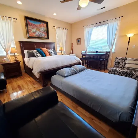 Gorgeous private suite in ranch home with full kitchen/laundry and Jacuzzi tub!