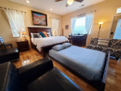 Gorgeous private suite in ranch home with full kitchen/laundry and Jacuzzi tub!