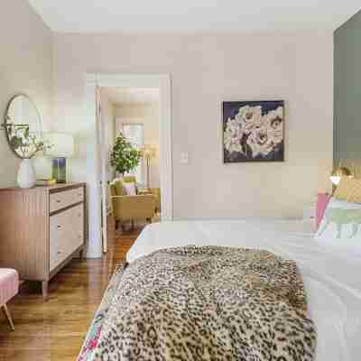 Artful Escape • Minutes to Salem, Beach and Train to Boston • Private Parking Rooms