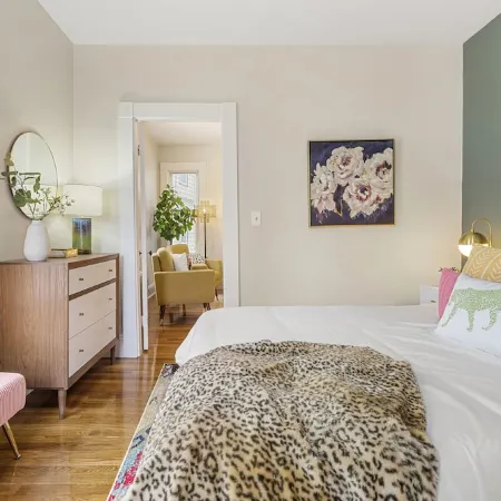 Artful Escape • Minutes to Salem, Beach and Train to Boston • Private Parking