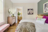Artful Escape • Minutes to Salem, Beach and Train to Boston • Private Parking Hotel dekat Endicott Hall