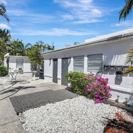 Spacious studio, 2 blks walk to Ave, close to beach, pets allowed, free parking