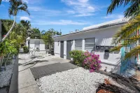 Spacious studio, 2 blks walk to Ave, close to beach, pets allowed, free parking
