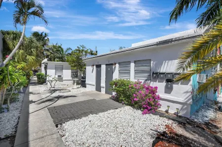 Spacious studio, 2 blks walk to Ave, close to beach, pets allowed, free parking