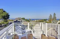 Relax in your Private Retreat - Hot Tub, One Block from Beach & Town! Lic0085