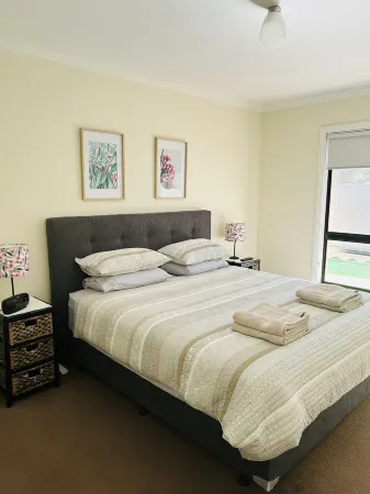 Quiet area across from the lake Отели в г. Ярравонга