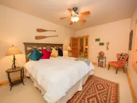 Sleeps 18  Minutes to Main St & Lakes HotTub PoolTable FirePit Air Conditioning The Bookstore Plus附近的飯店