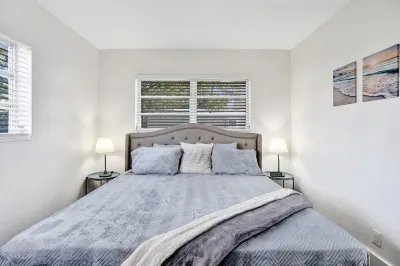 Bright Pompano Beach Aparthotel: Poolside Bliss Just Steps from the Shore!