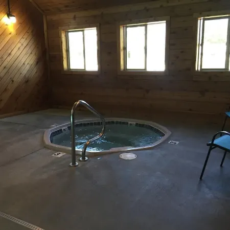 Golf Course Condo - Spacious 3 Bed, 3 Bath Condo with Hot Tub, Sauna, & Pool
