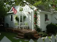 Beach cottage in the heart old town Manteo 0BX.  welcome