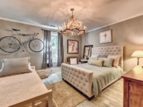 King St Retreat- Pvt Pool, Bball, Ping Pong, Pets OK スワニーのホテル