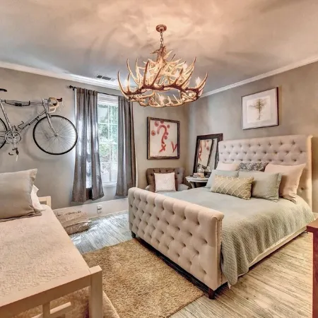 King St Retreat- Pvt Pool, Bball, Ping Pong, Pets OK