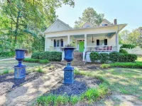 King St Retreat- Pvt Pool, Bball, Ping Pong, Pets OK Hotels in Suwanee