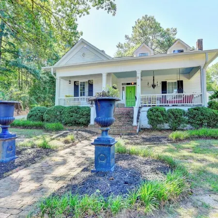 King St Retreat- Pvt Pool, Bball, Ping Pong, Pets OK