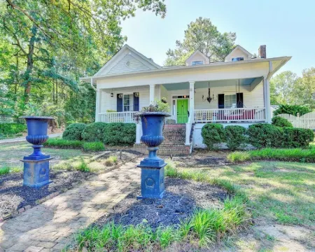 King St Retreat- Pvt Pool, Bball, Ping Pong, Pets OK スワニーのホテル