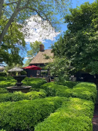 Cozy Carriage House on a Private Historic Estate- one of a kind American gem Отели рядом с достопримечательностью «Crown Plaza»