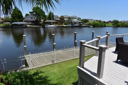 New Orleans Area Private 4BR waterfront home! Swim Boat Grill !!!!!