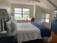 Quintessential New England Home on Private Beach -  Privatzimmer