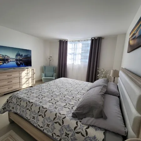 Beautiful OCEAN-VIEW apartment, right ON THE BEACH Отели в г. Халландейл Бич