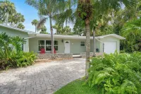 5 Min Walk - Golf Cart Included - Central Beach - House w Large Backyard & Pool