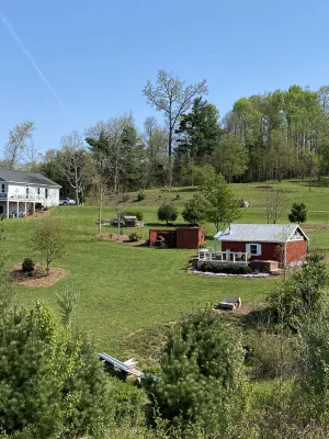 Studio with quiet, bucolic, country setting w/hiking trails, pond, and hot tub.