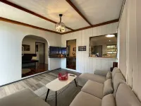 Modern than 3 bedroom house  with office space in the center of Kallangur Hotels in Redcliffe