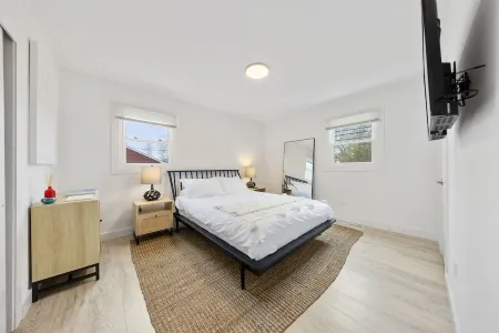 Modern farmhouse w/ heated pool, beach, horses and winery in heart of North Fork