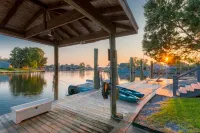 New Orleans Area 5BR 3.5ba with Gourmet Kitchen and Private Boat Dock