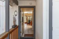 Cozy Cottage Retreat,  Close to Yosemite, Beautiful Views, Hot Tub & More!