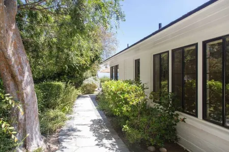 LUXURIOUS- LOS ANGELES- SINGLE STORY- HOME-PANORAMIC VIEW-POOL-SPA