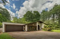 Heated pool, outdoor deck, fire pit, basketball court, fireplaces, central air. Hotels in West Hurley