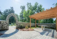 The Black Barn, 3 BR/3 BA House! Easy walking Distance To Everything!